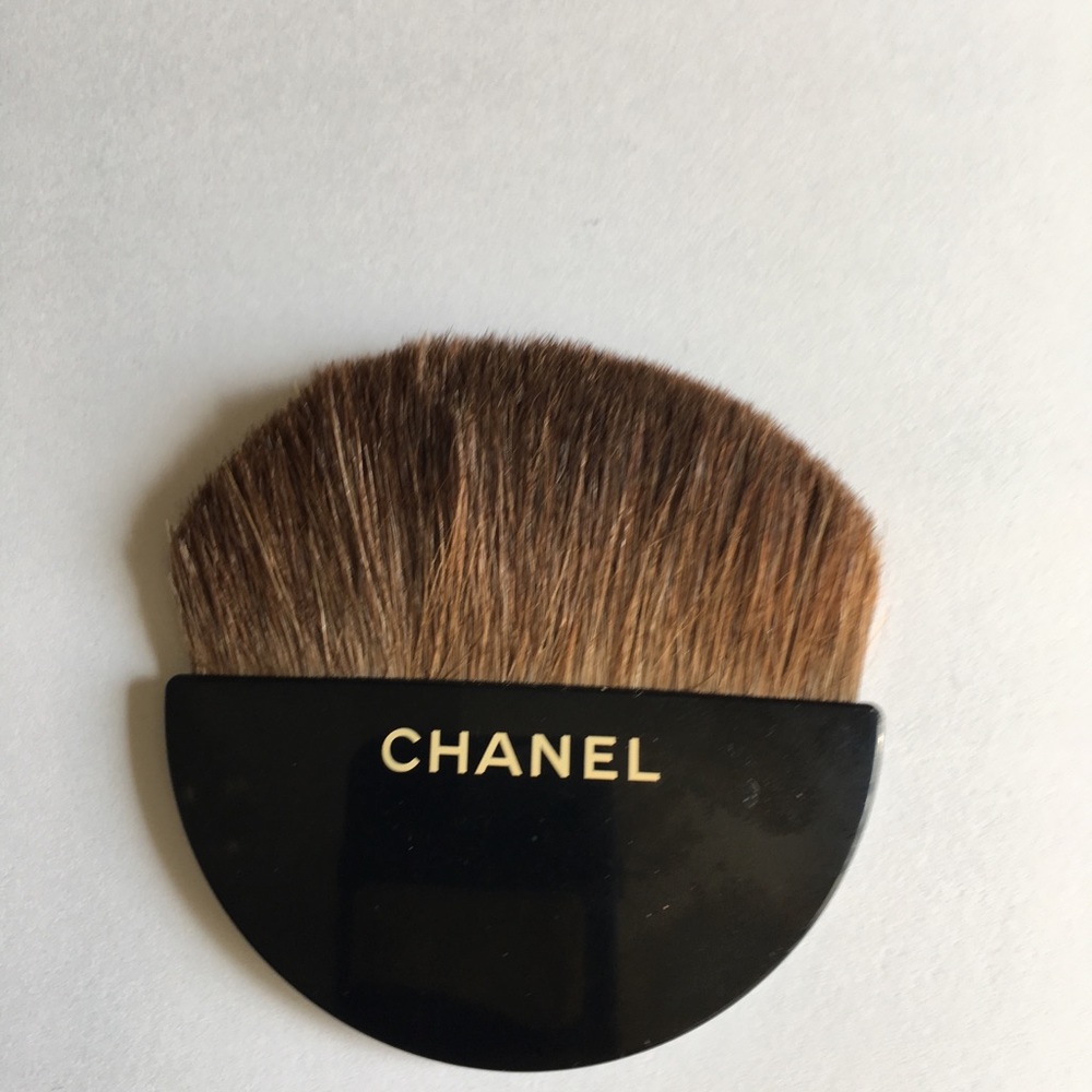 Chanel blush brush